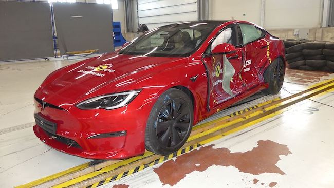 Tesla-Model-S-en-Euro NCAP-lateral-mastil